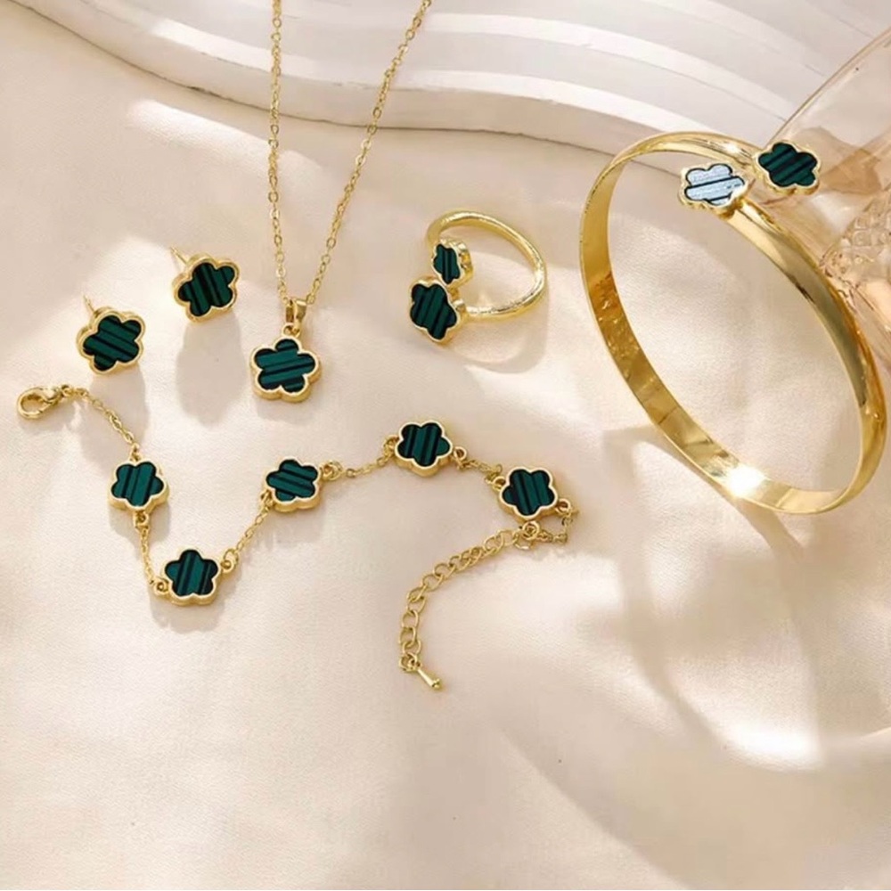 Elegant Gold and Green Jewelry Set